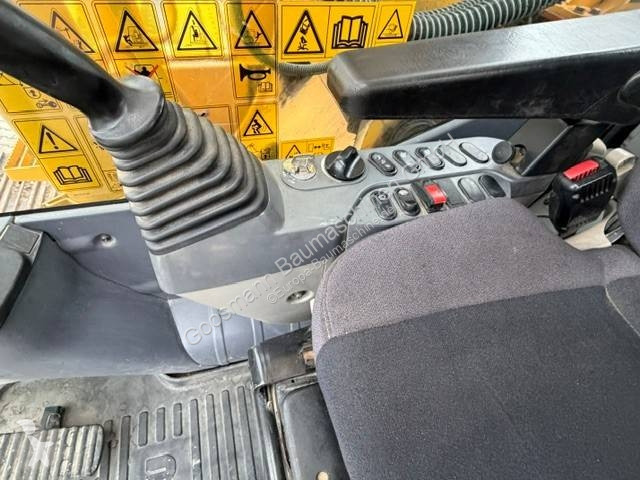 Экскаватор Komatsu LC11