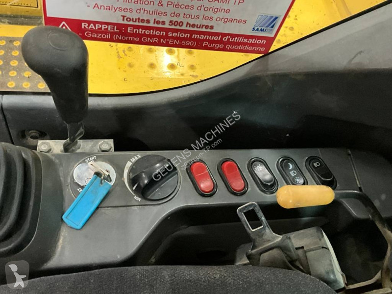 Экскаватор Komatsu MR8