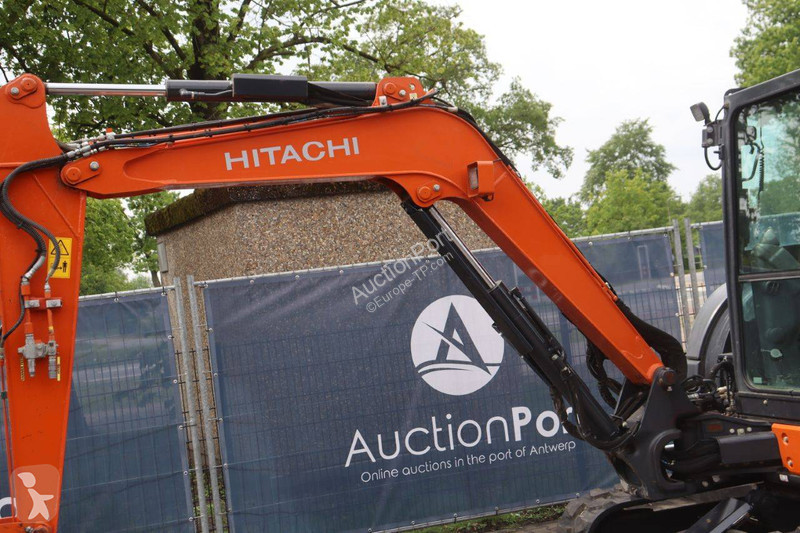 جرافة Hitachi ZX55U6
