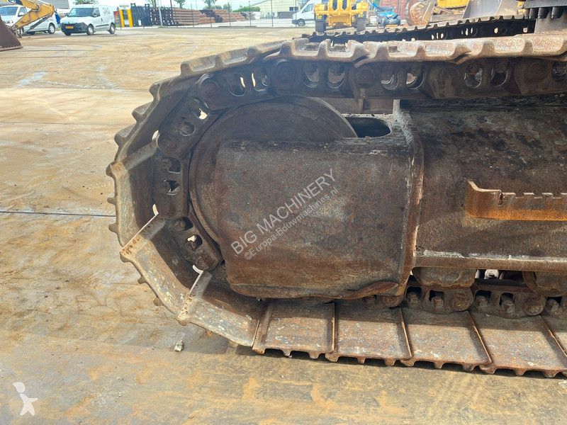 Excavator Caterpillar - bucket with teeth