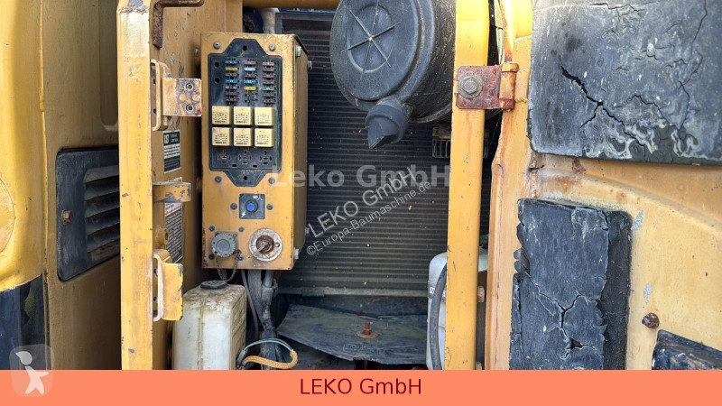 Rýpadlo Caterpillar 311C Mit Zwei Löffeln