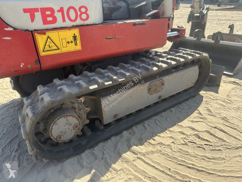 Excavadora Takeuchi 3 buckets