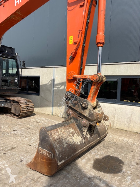 Escavadora Hitachi LC-6
