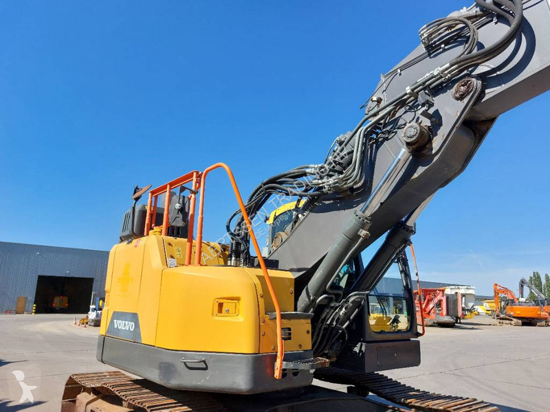 Escavadora Volvo ECR 235 E