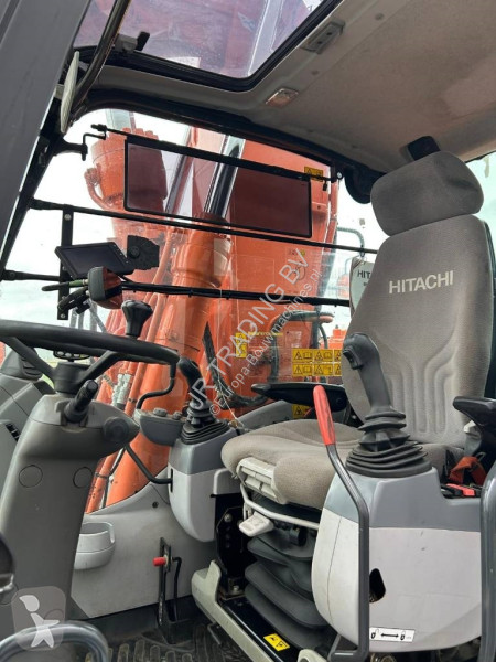 Lopatový nakládač Hitachi ZX220W-5B