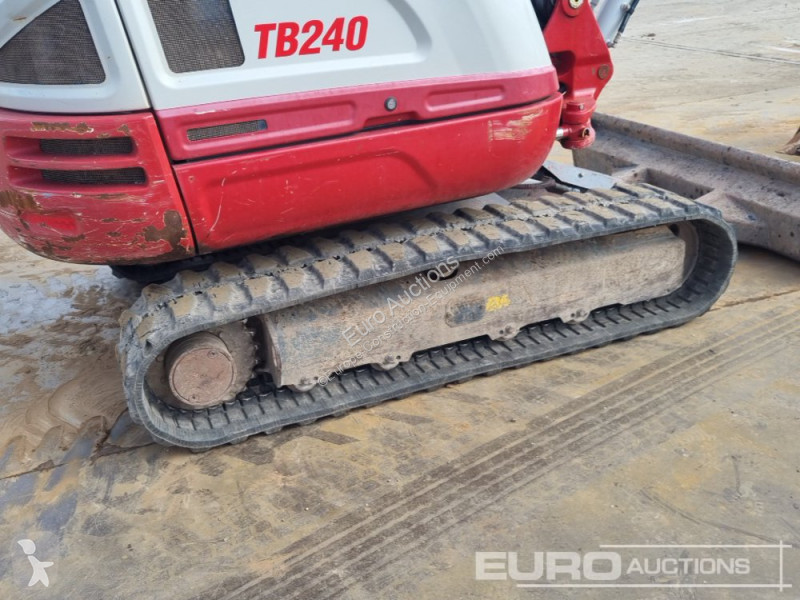 Escavadora Takeuchi TB240