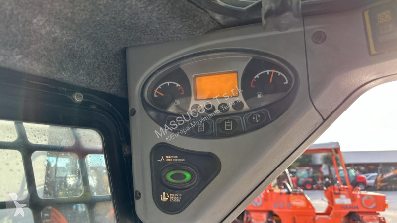 Lopatový nakládač Bobcat S100 4X4