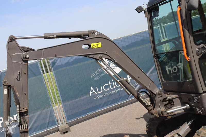 جرافة Volvo ECR25D