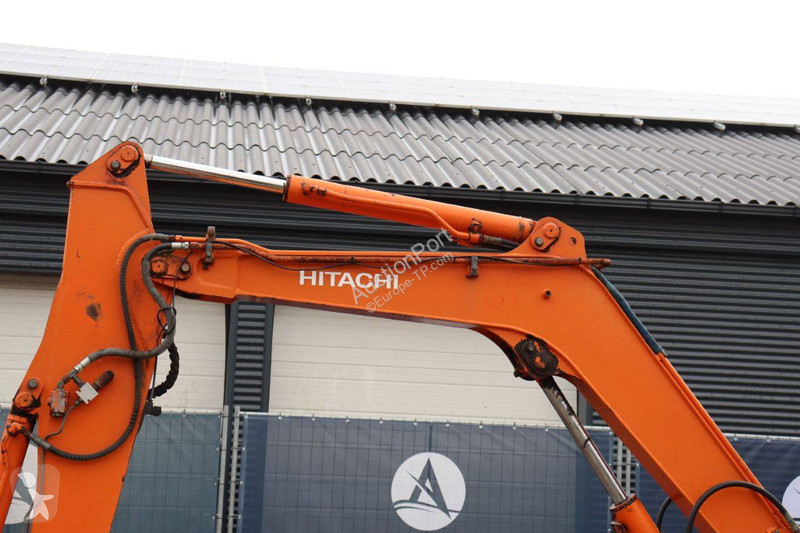 جرافة Hitachi 02