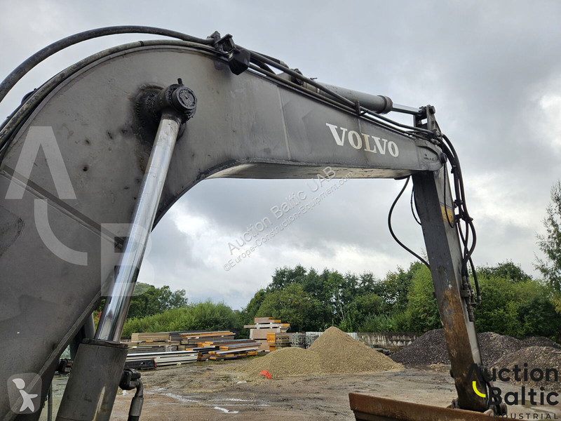 Екскаватор Volvo