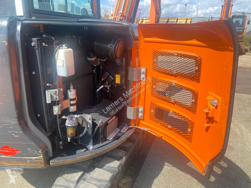 Экскаватор Hitachi ZX65U .