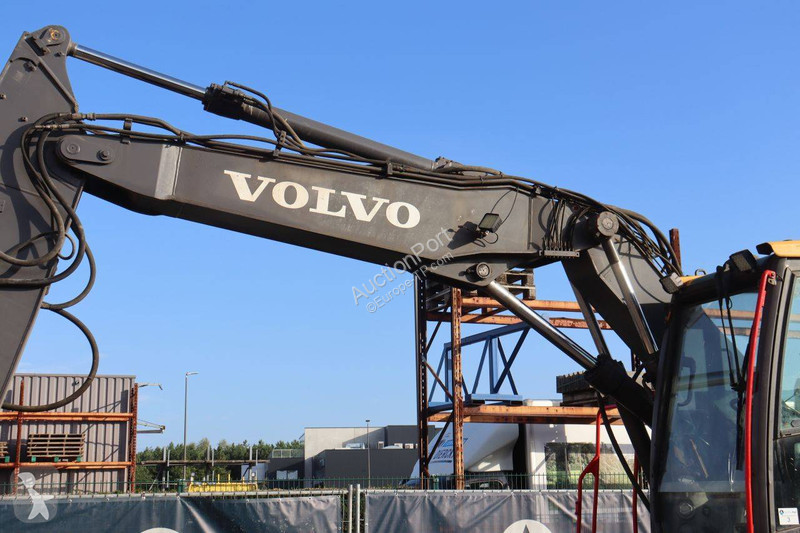 جرافة Volvo EWR150E