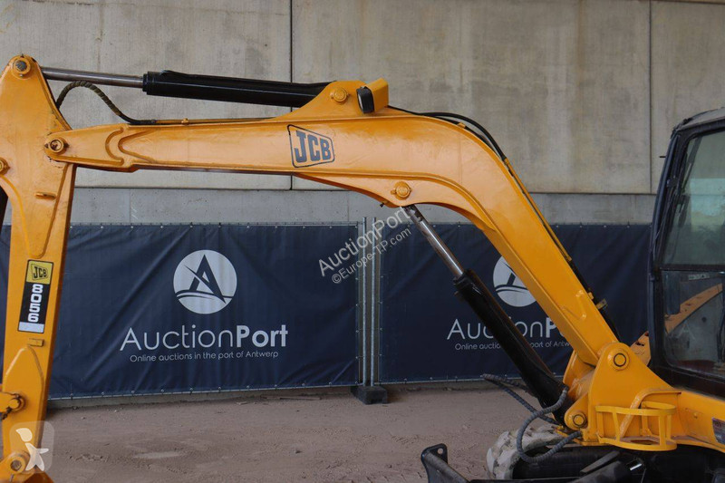 جرافة JCB 8056