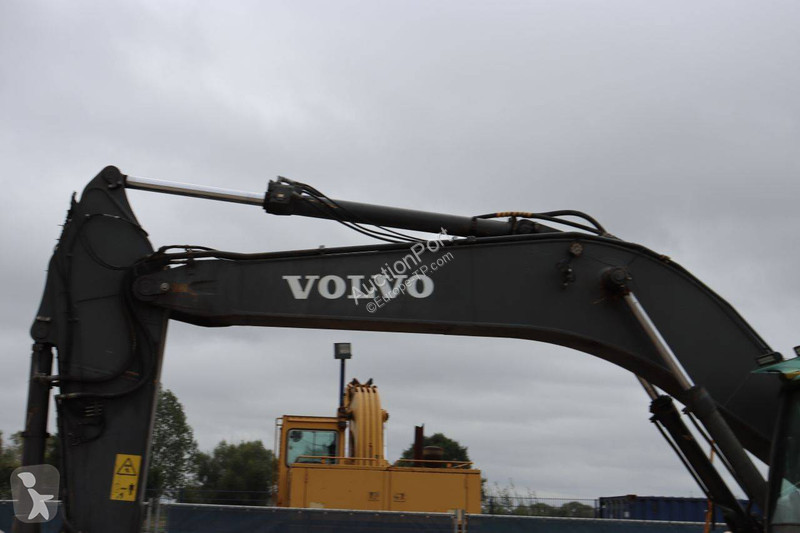 جرافة Volvo L