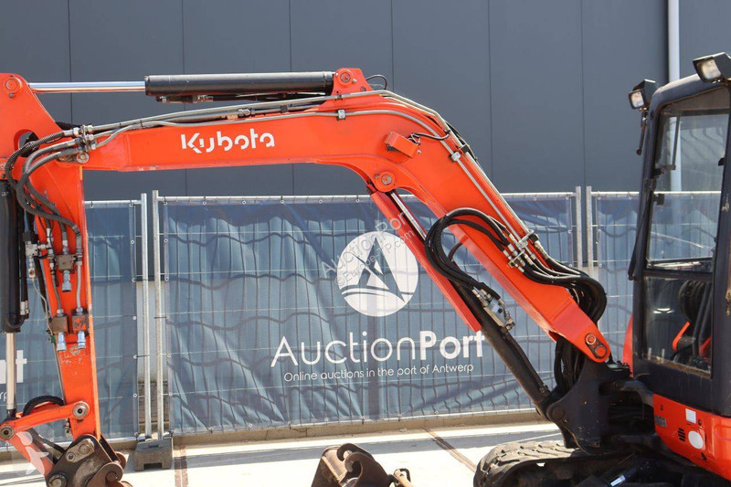 Багер Kubota α