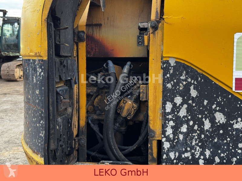 Rýpadlo Caterpillar 311C Mit Zwei Löffeln