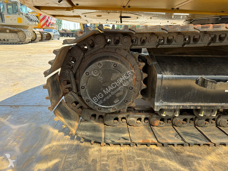 Lopatový nakládač Caterpillar 3