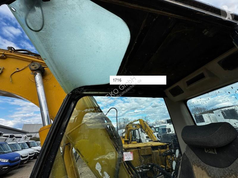 Escavatore Caterpillar C Mit Zwei Löffeln