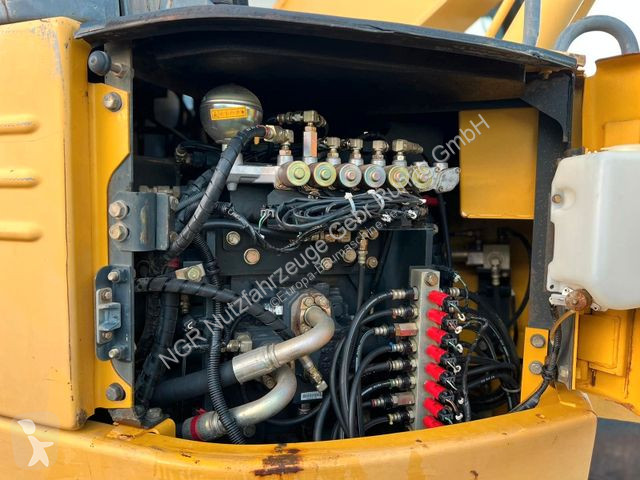 Rýpadlo Komatsu 23200 Kg 107 Kw