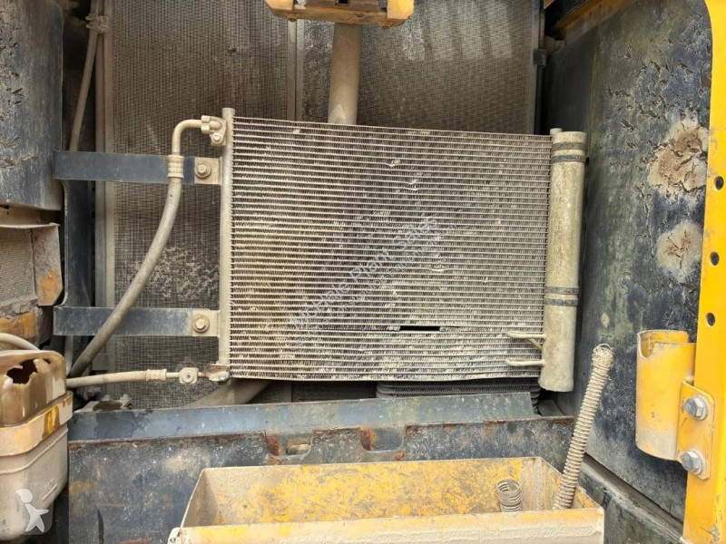 جرافة Komatsu LC8