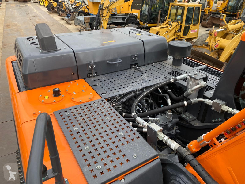 Lopatový nakládač Develon DX360LCA-7M .