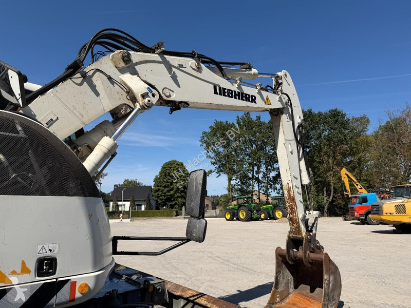 Lopatový nakládač Liebherr A Compact Outriggers...
