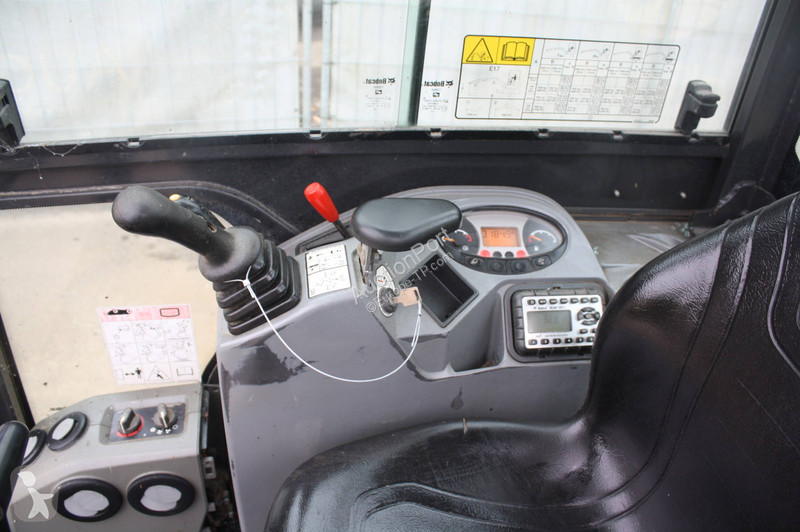 Багер Bobcat E17
