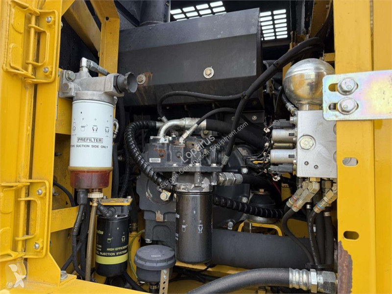 جرافة Komatsu PW 148-8
