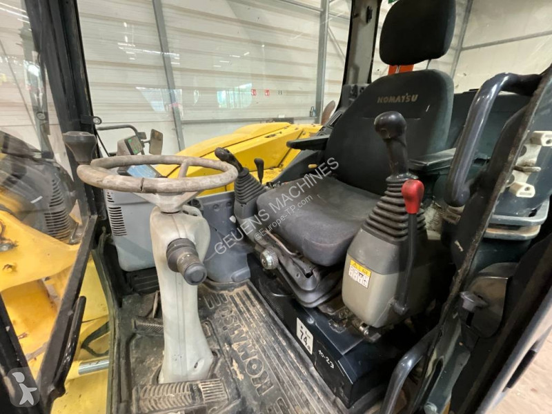 Багер Komatsu MR8