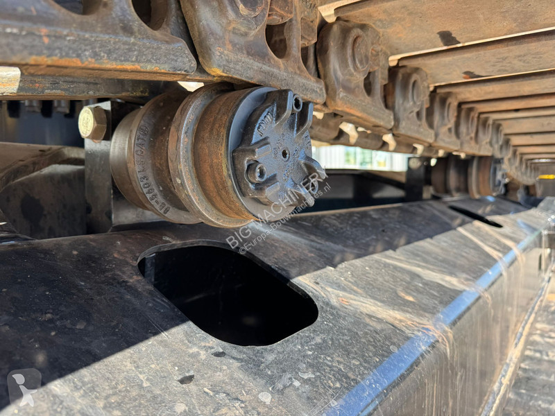 Lopatový nakládač Caterpillar 3