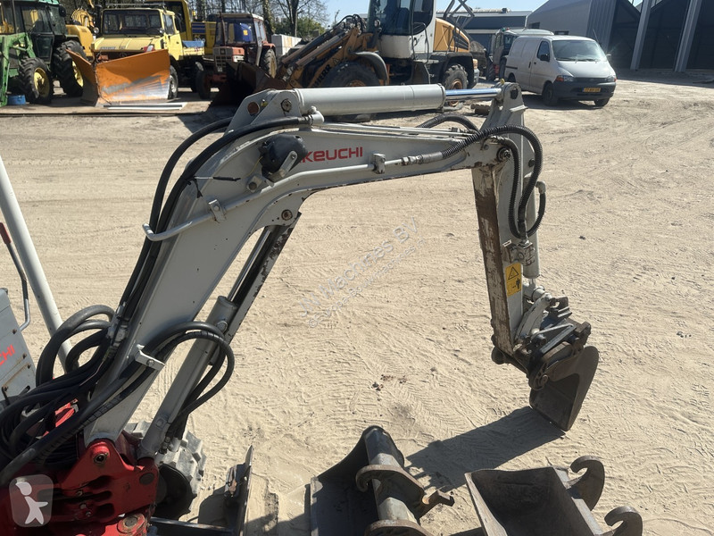 Excavadora Takeuchi 3 buckets