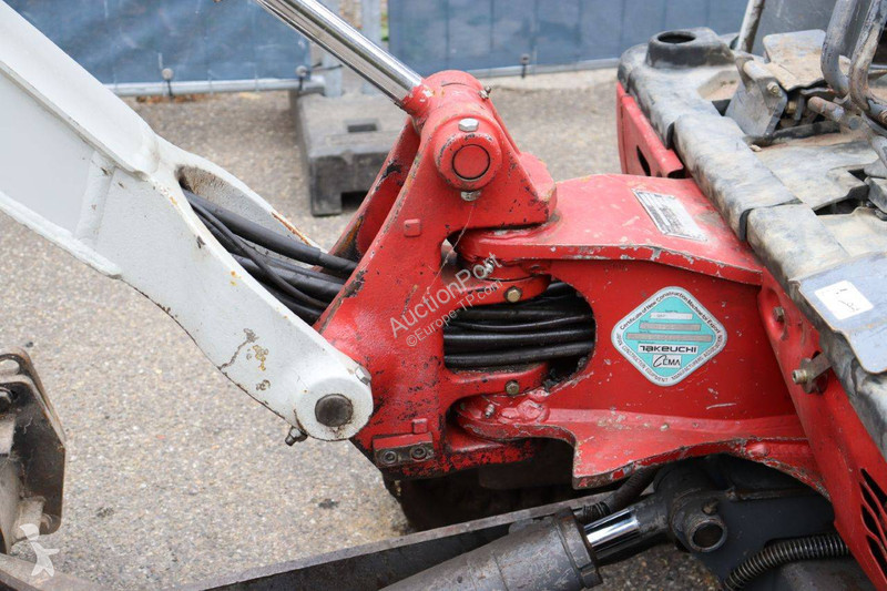 جرافة Takeuchi TB216
