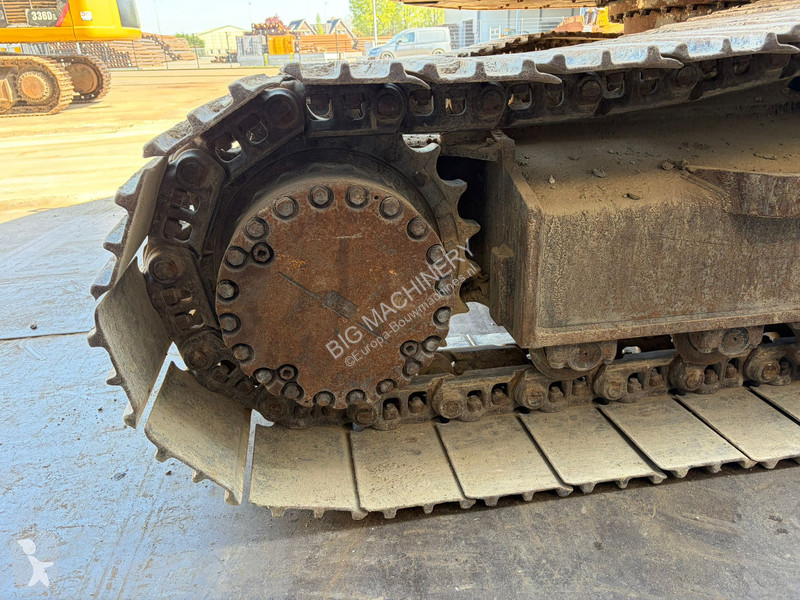 جرافة Komatsu 8