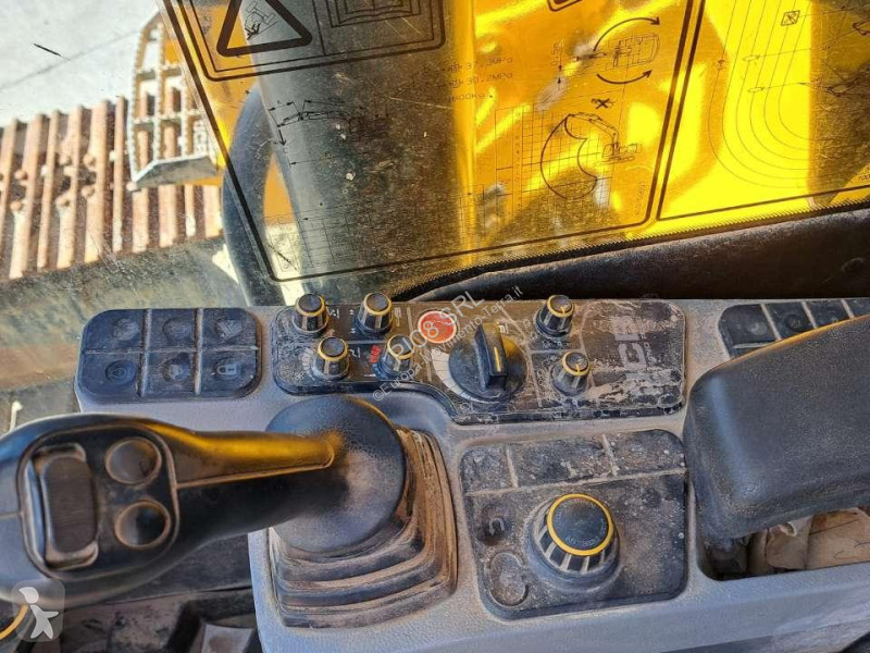 جرافة JCB 220XLC