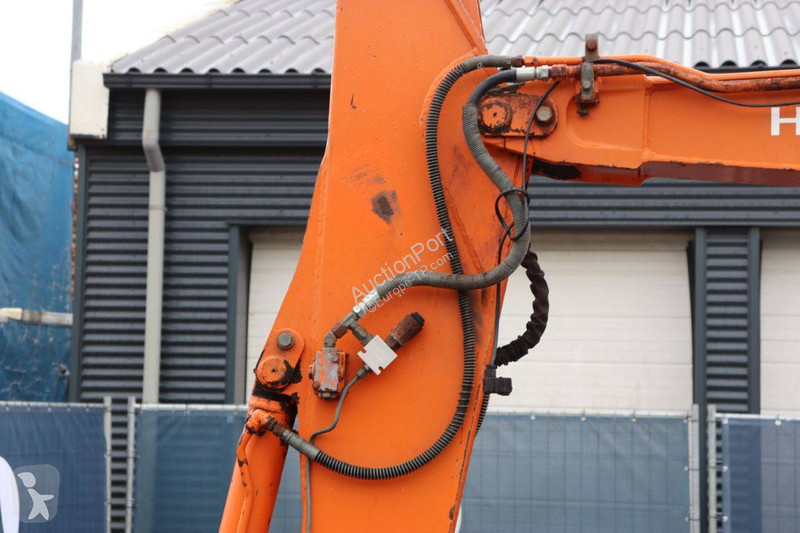 جرافة Hitachi 02