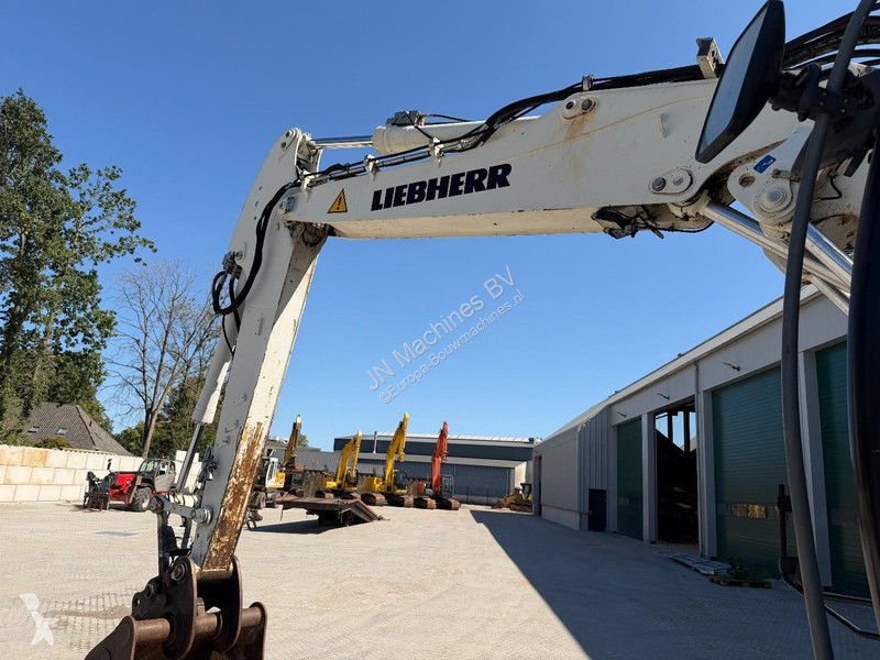 Lopatový nakládač Liebherr A Compact Outriggers...