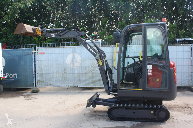 جرافة Volvo EC18D
