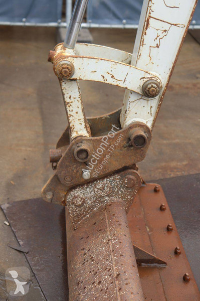 جرافة Takeuchi 0