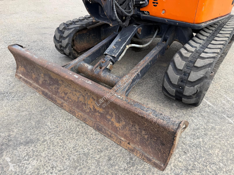 Excavadora Hitachi ZX38U .