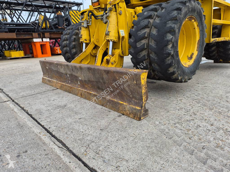 Экскаватор Komatsu MR8
