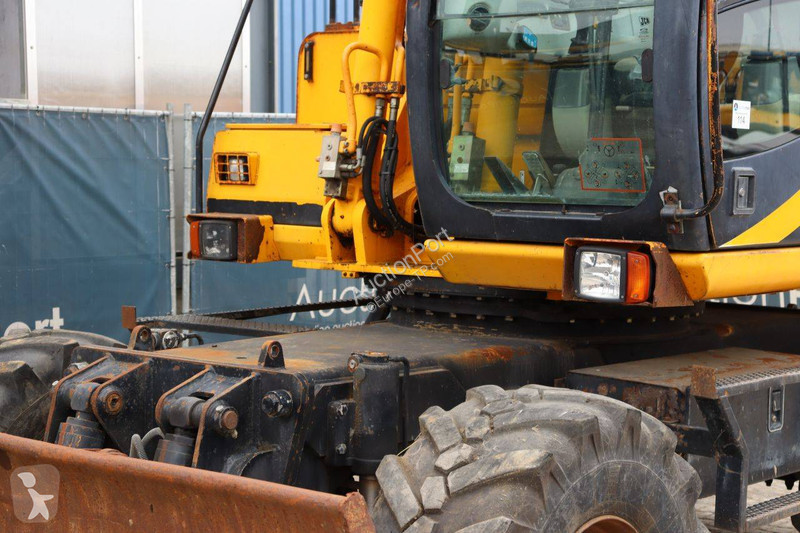 جرافة JCB