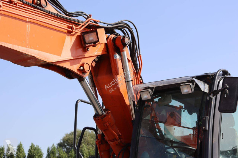 جرافة Hitachi ZX140W-6