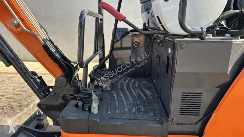 Lopatový nakládač Hitachi ZX19U-5A YR