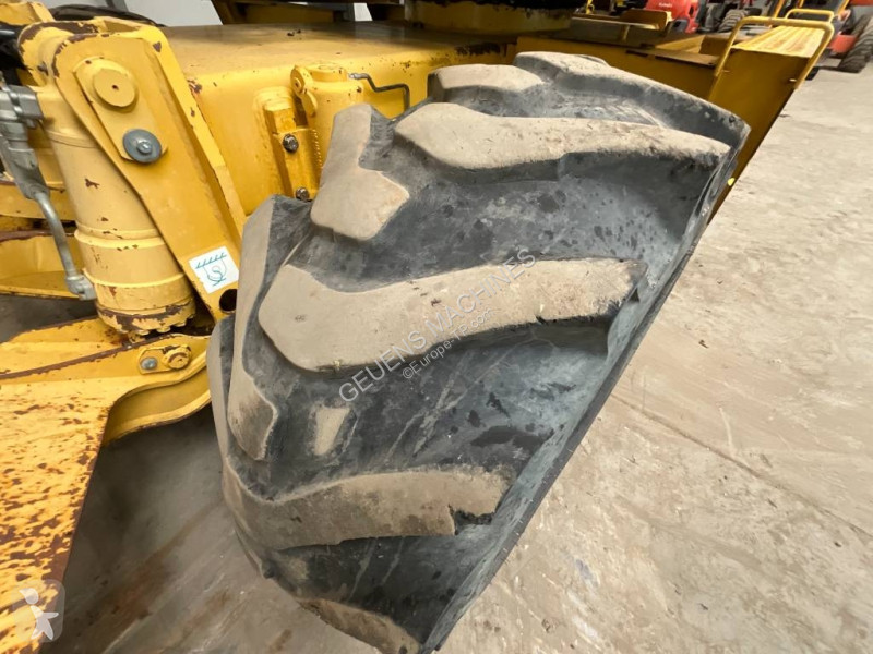 Багер Komatsu MR8