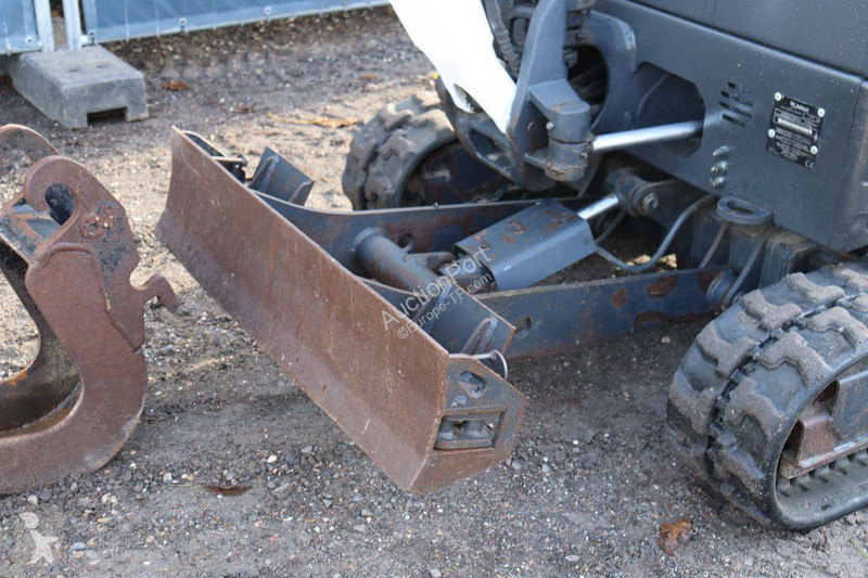 Багер Bobcat E17
