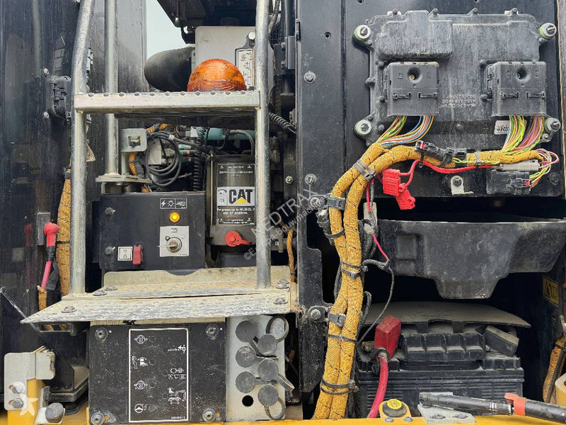 Багер Caterpillar F 2017