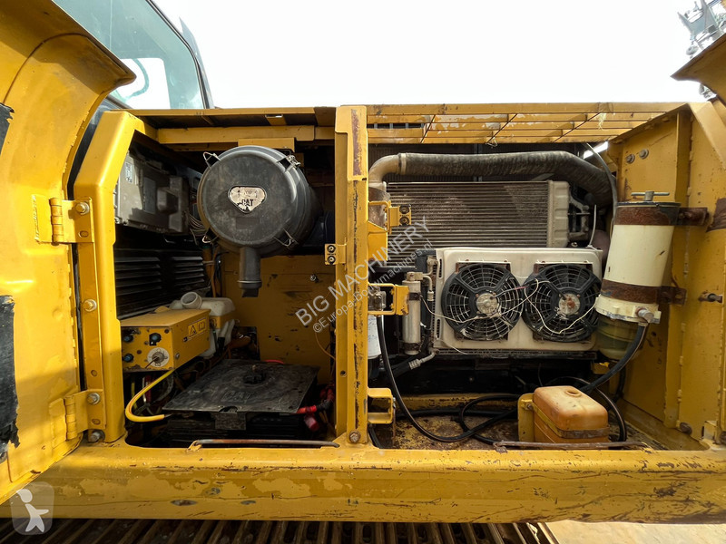 Excavator Caterpillar - bucket with teeth