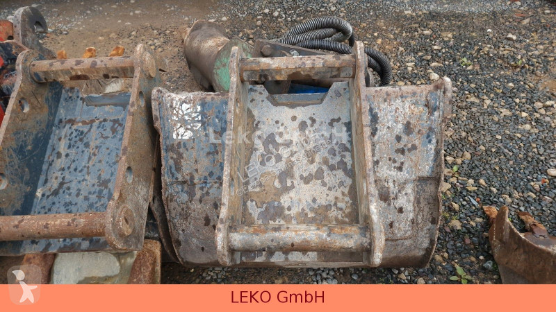 جرافة Yanmar B 95W Mit Drei Löffeln und Ein Hammer