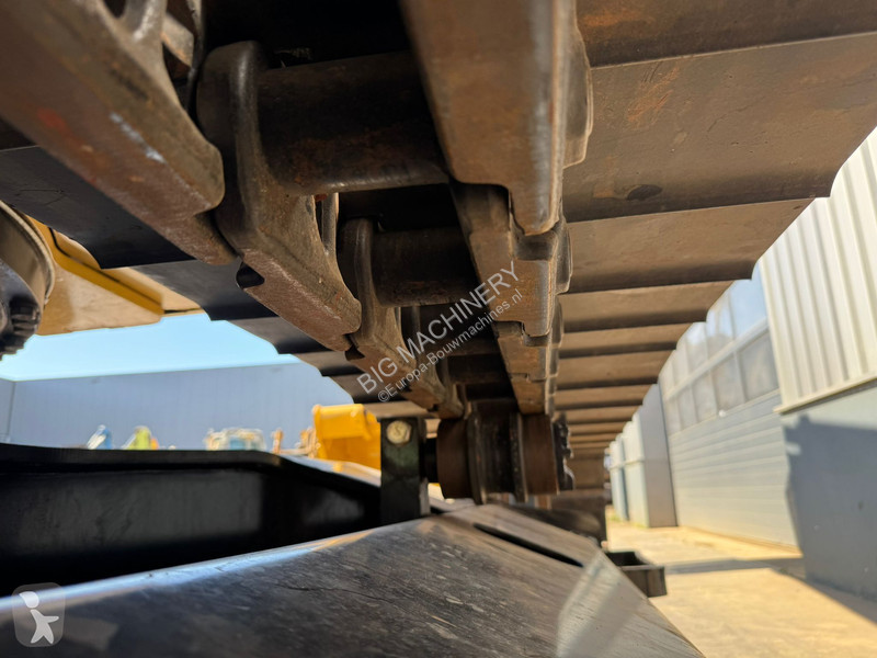 Lopatový nakládač Caterpillar 3