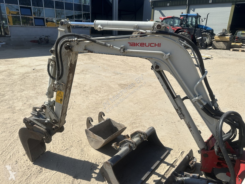 Excavadora Takeuchi 3 buckets
